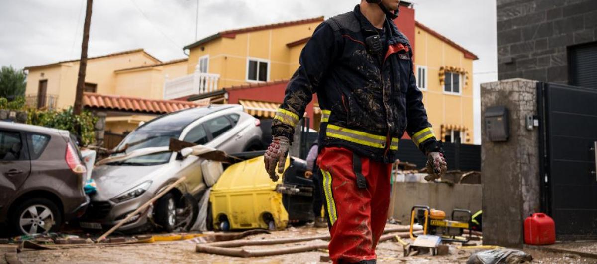 Un bombero trabaja en las labores de emergencia por la DANA en El Álamo (Madrid)