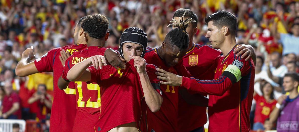 Los jugadores de la selección española celebran el gol inicial de Gavi