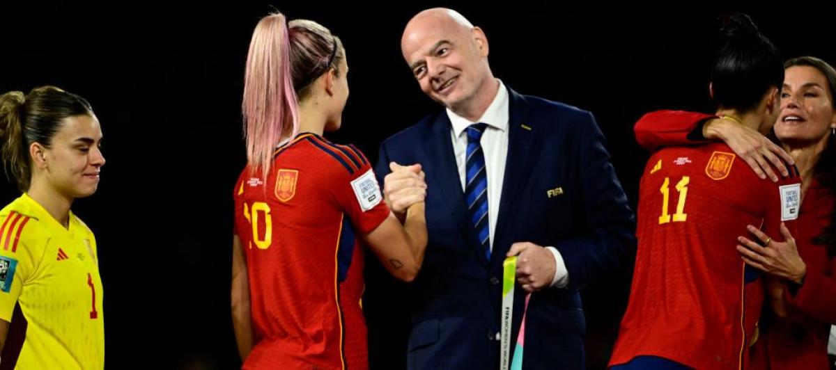Gianni Infantino, presidente de la FIFA, felicita a Alexia Putellas tras ganar el Mundial