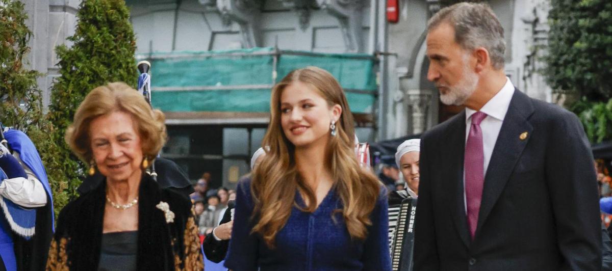 Leonor, escoltada por su padre y la reina emérita, entrando en el teatro Campoamor de Oviedo.