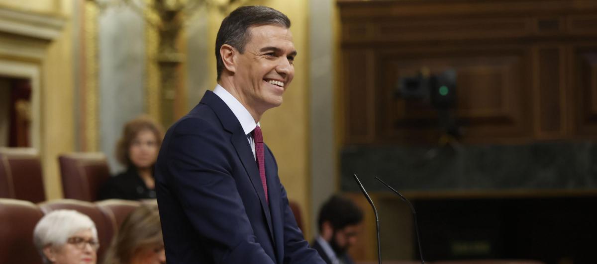 El presidente del Gobierno en funciones, Pedro Sánchez, se dirige a la Cámara en el primer día del debate de su investidura.