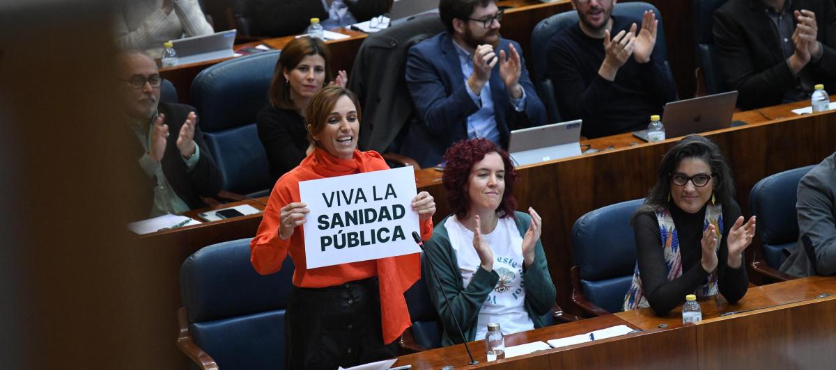 Mónica García con un cartel que reza 'viva la sanidad pública'.
