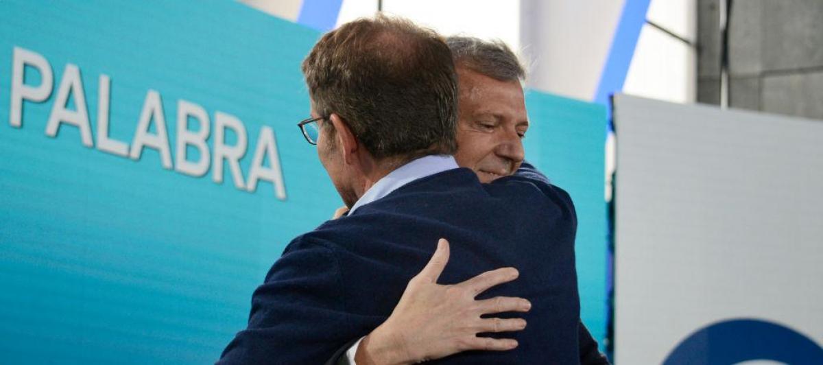 Alberto Núñez Feijóo abraza a Alfonso Rueda en un acto electoral del Partido Popular.