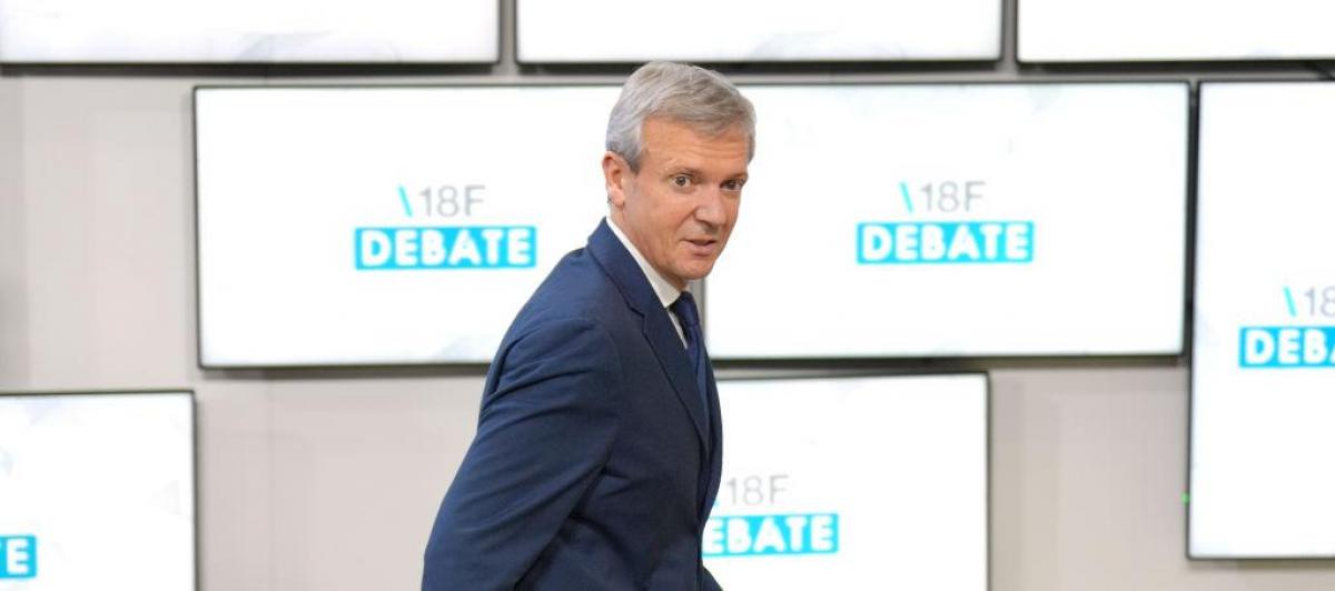 El presidente de la Xunta de Galicia y candidato del PP a la reelección, Alfonso Rueda, a su llegada al único debate electoral al que asistirá en campaña.