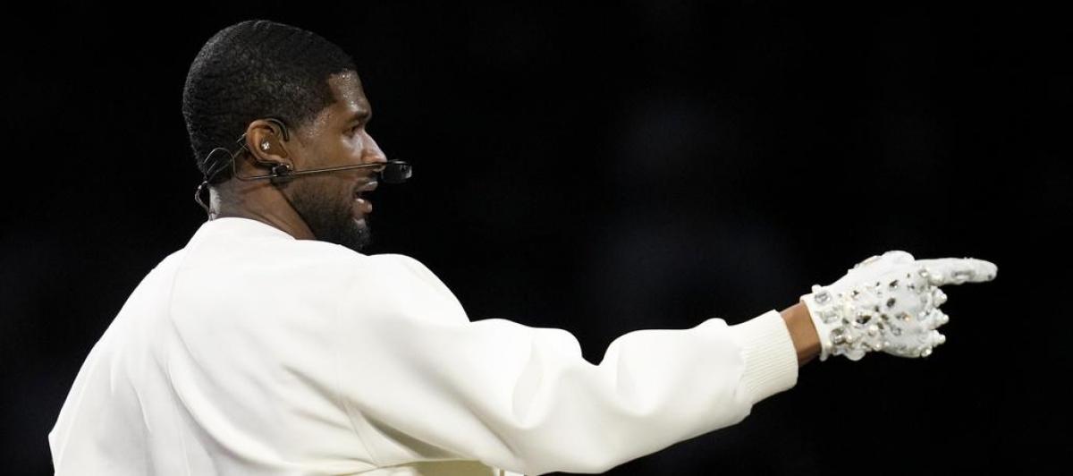 Usher en su actuación del descanso de la final de la Super Bowl 2024.