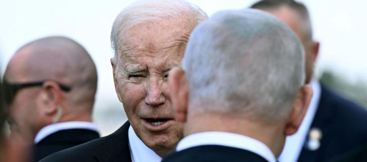 Biden conversa con Netanyahu (de espaldas) en un encuentro en octubre