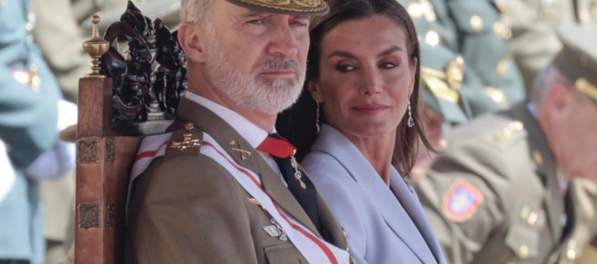 Los reyes Felipe y Letizia en el 40º aniversario de la jura de bandera de la 44ª promoción de la Academia General Militar de Zaragoza.