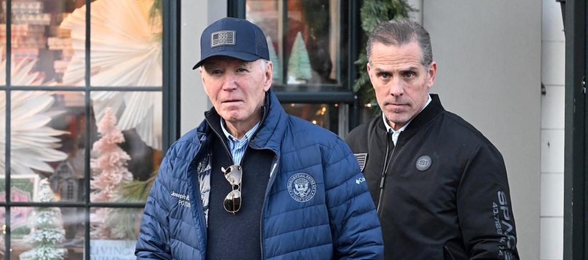 El presidente en funciones de EEUU, Joe Biden, junto a su hijo Hunter en Massachusetts.