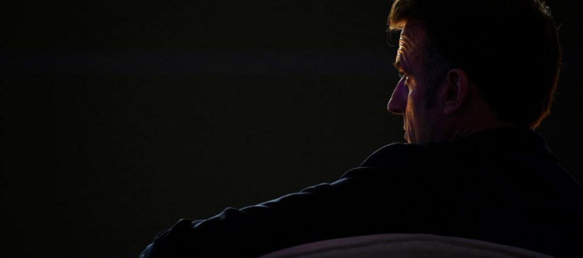 Macron, en una metafórica imagen en la oscuridad