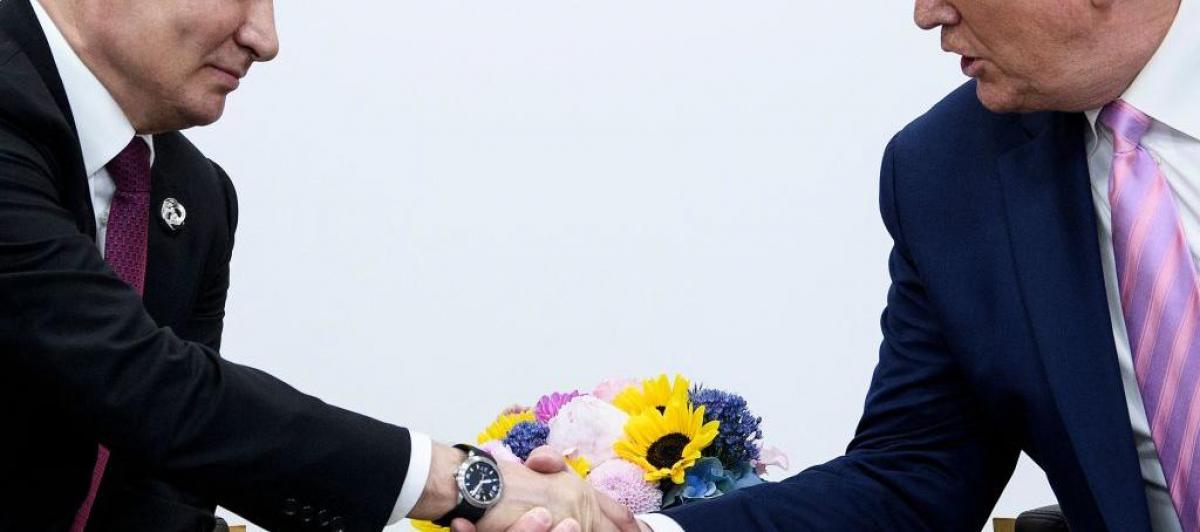 Putin y Trump se saludan en una reunión durante la cumbra del G20 en Osaka en 2019