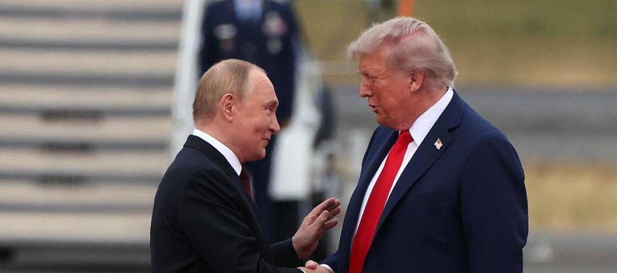 Vladimir Putin saluda a Donald Trump en su encuentro en Alaska.