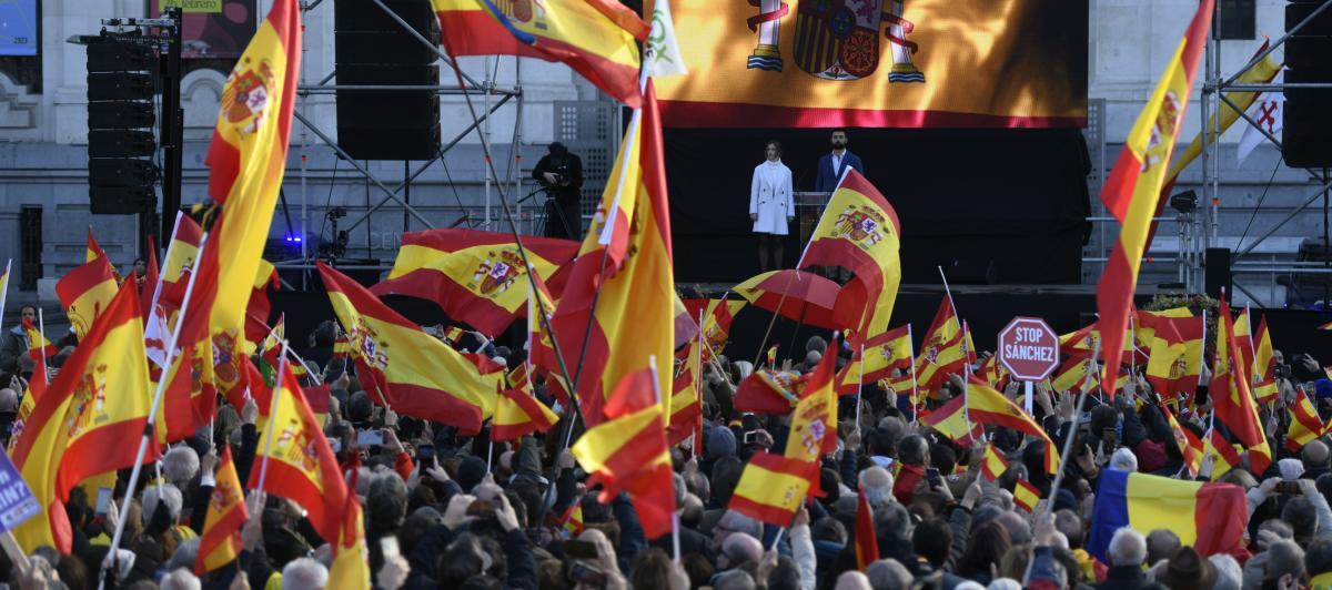 Miles de personas llenan esta sábado la plaza de Cibeles de Madrid con banderas de España