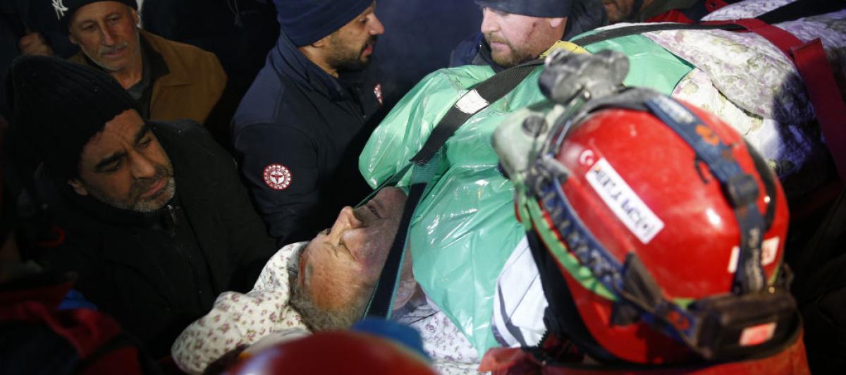 Rescate de un hombre con vida entre los escombros del terremoto en Turquía