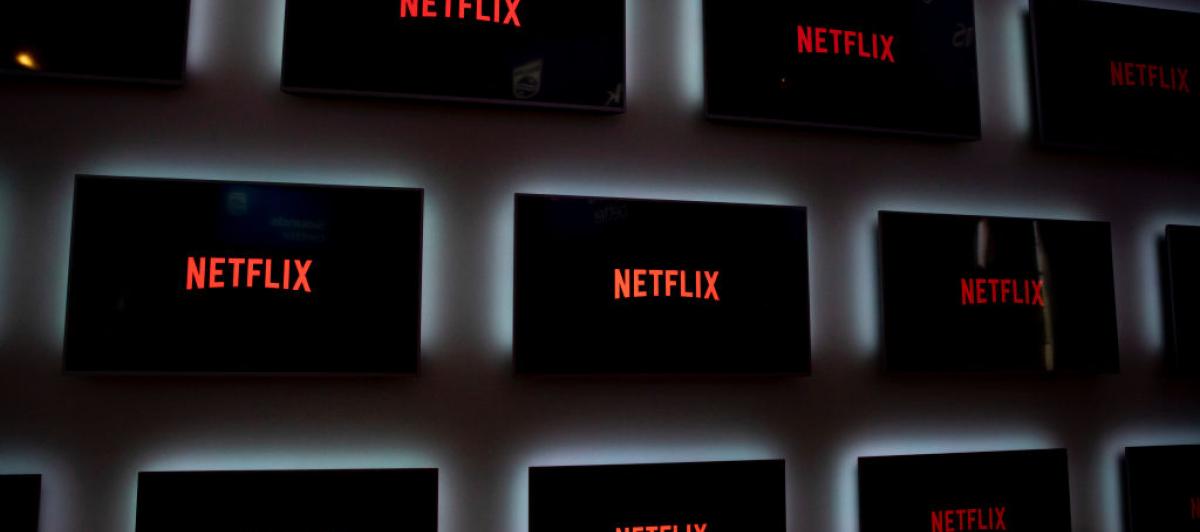 Logotipo de Netflix en varios televisores