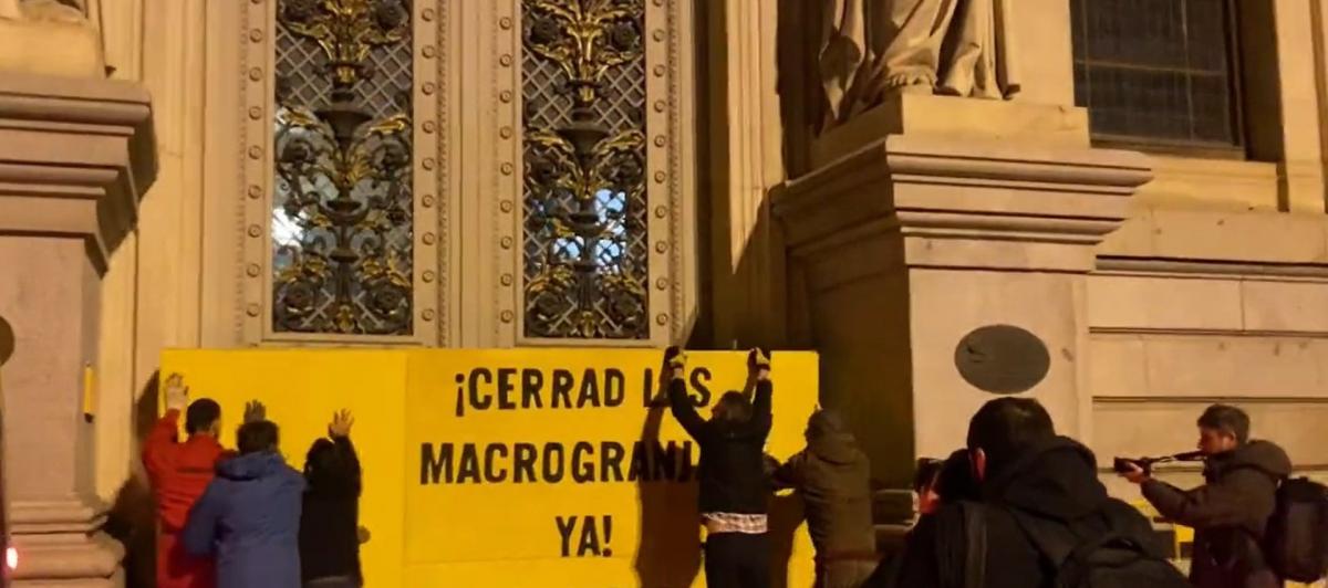 Activistas de Greenpeace bloquean el acceso principal al edificio del Ministerio de Agricultura, en protesta contra las macrogranjas.