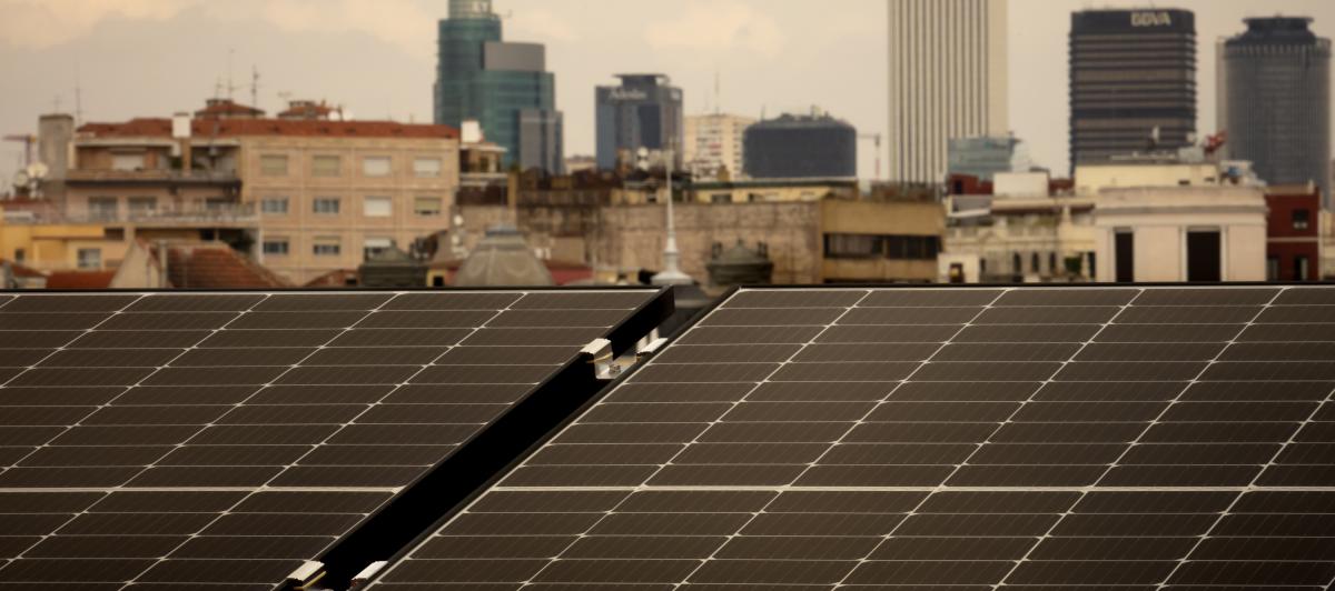 Vista de una instalación fotovoltaica realizada por EDP Solar en la finca numero 15 del Paseo de la Castellana.