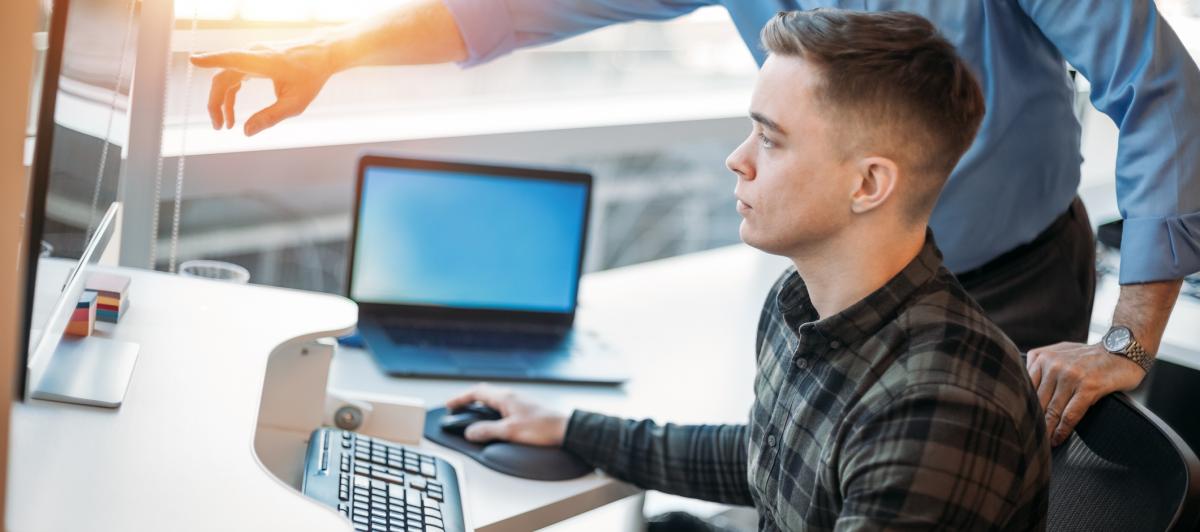 Un joven becario en una oficina.
