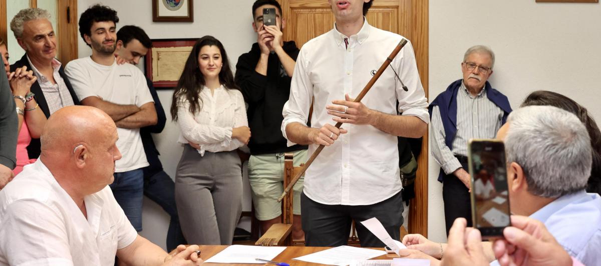 Ismael Maestro, el candidato municipal más joven de La Rioja, ha sido el primero en tomar posesión de su cargo como alcalde de San Millán de la Cogolla, apenas un minuto pasada la medianoche de este viernes.
