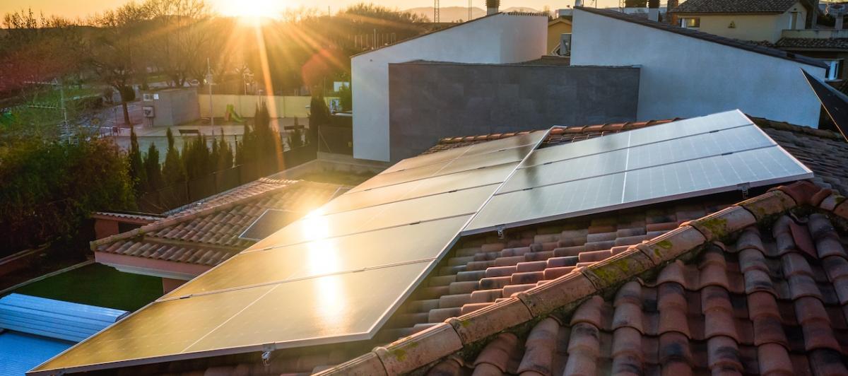 Paneles solares instalados en una vivienda en España