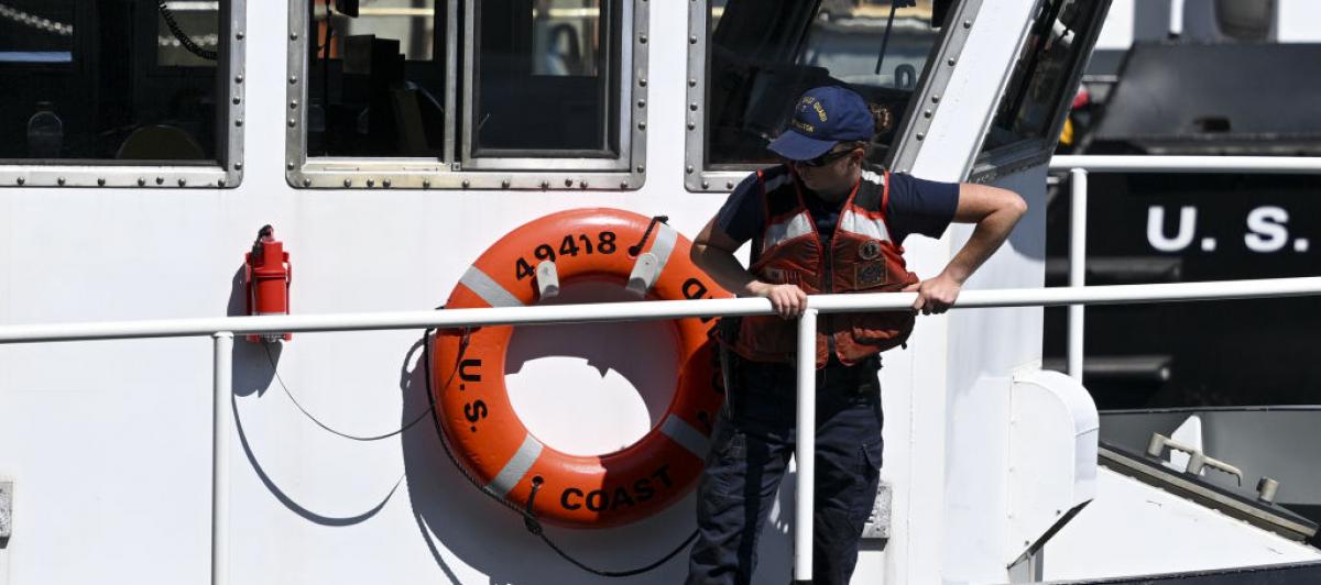 Un operario, en labores de búsqueda del Titan en la costa de Boston