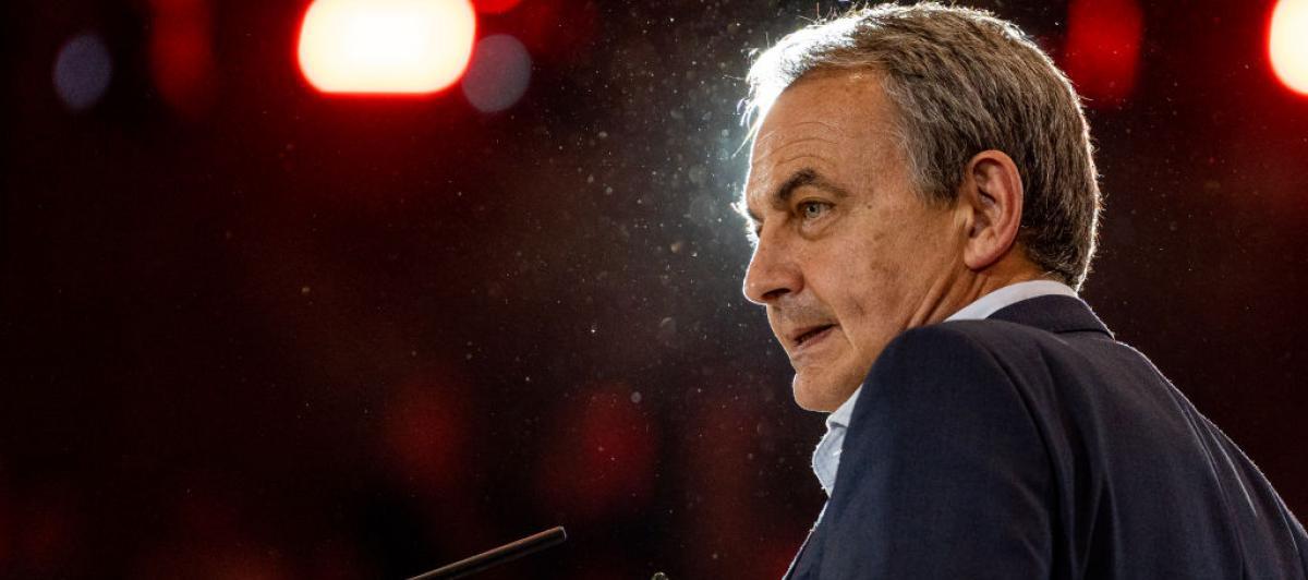 El expresidente José Luis Rodríguez Zapatero durante el mitin de cierre de campaña de las elecciones municipales y autonómicas en Barcelona el 26 de mayo.