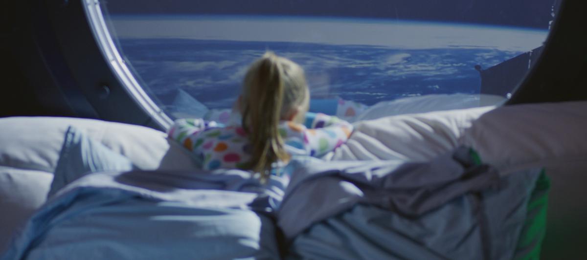 Ilustración de una niña mirando por la ventana de una nave espacial.