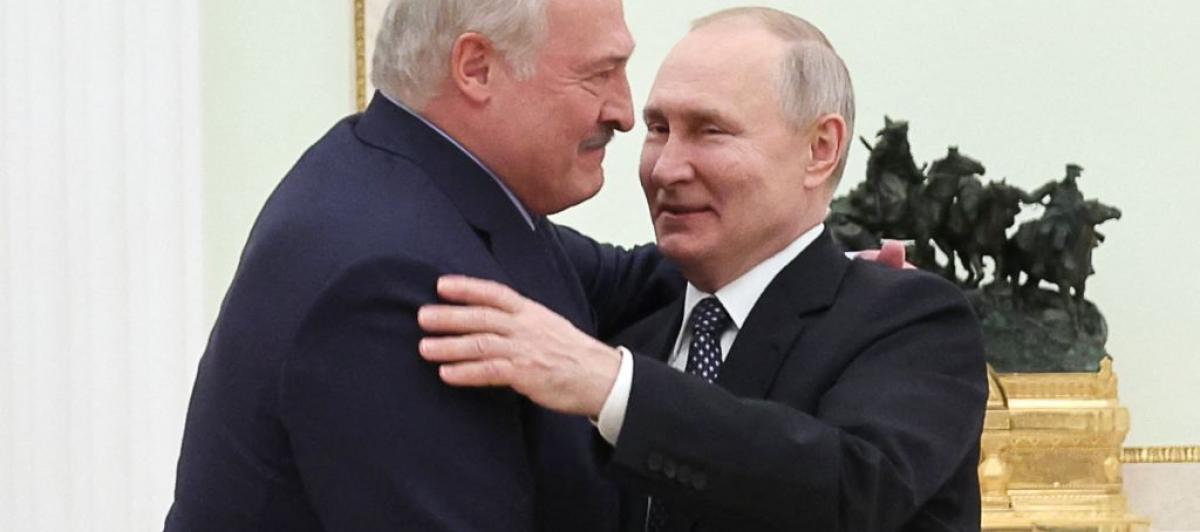 Lukashenko y Putin, abrazados en una imagen repetida mil veces