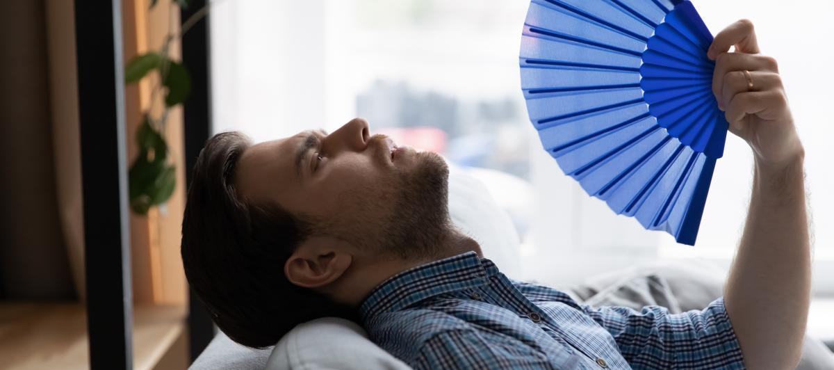 Un hombre que no puede más de calor en su casa.