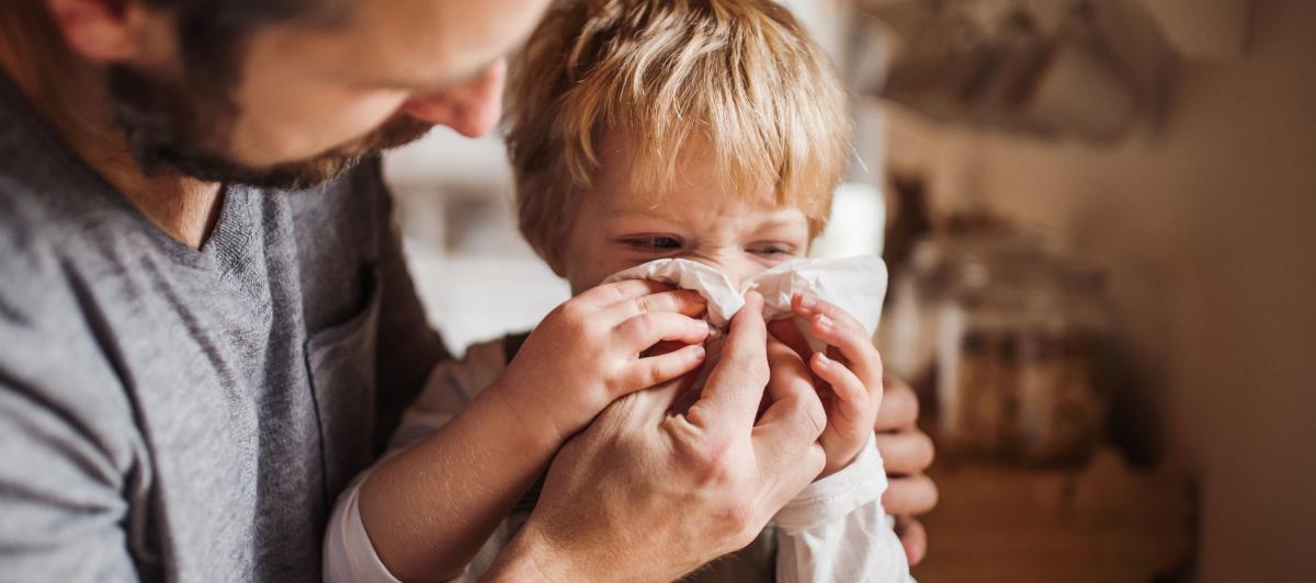 Un padre cuidando de su pequeño enfermo.