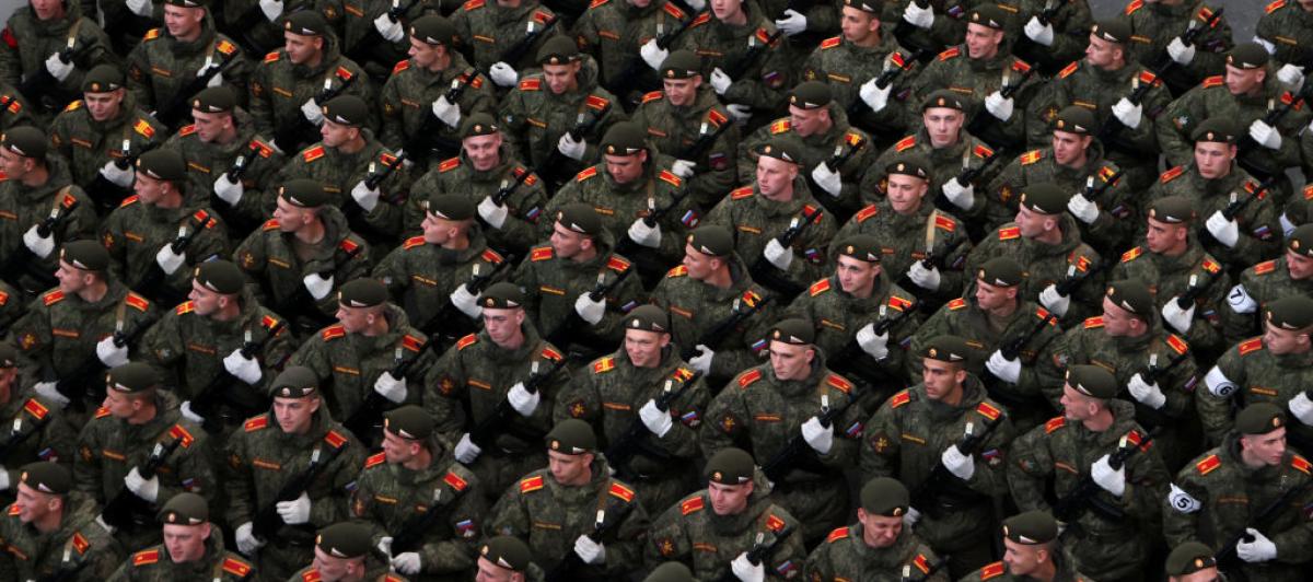 Soldados rusos desfilan para conmemorar el Día de la Victoria sobre la Alemania nazi.