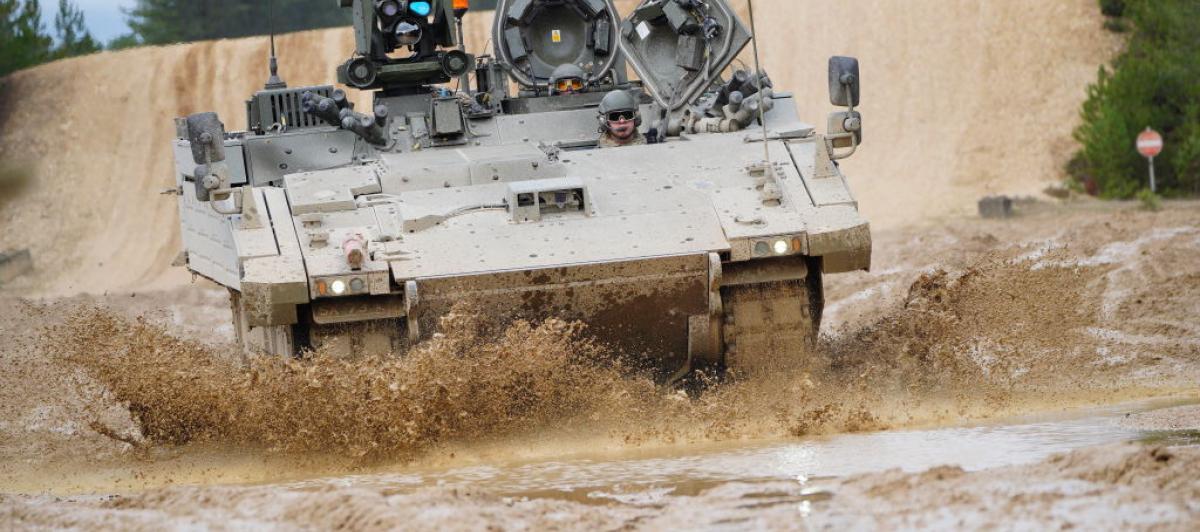 Un tanque Ajax Ares operado en el campo de entrenamientos británico de Bovington Camp, durante la visita del ministro de Defensa, Ben Wallace.