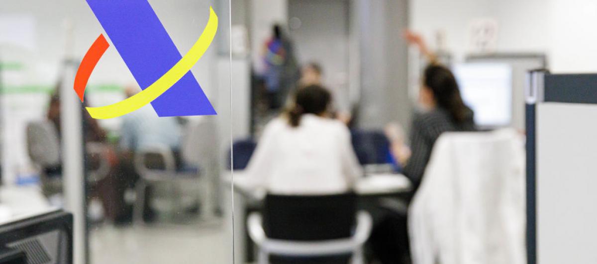 Varias personas acuden a su cita presencial con la Agencia Tributaria para presentar la declaración de la renta.