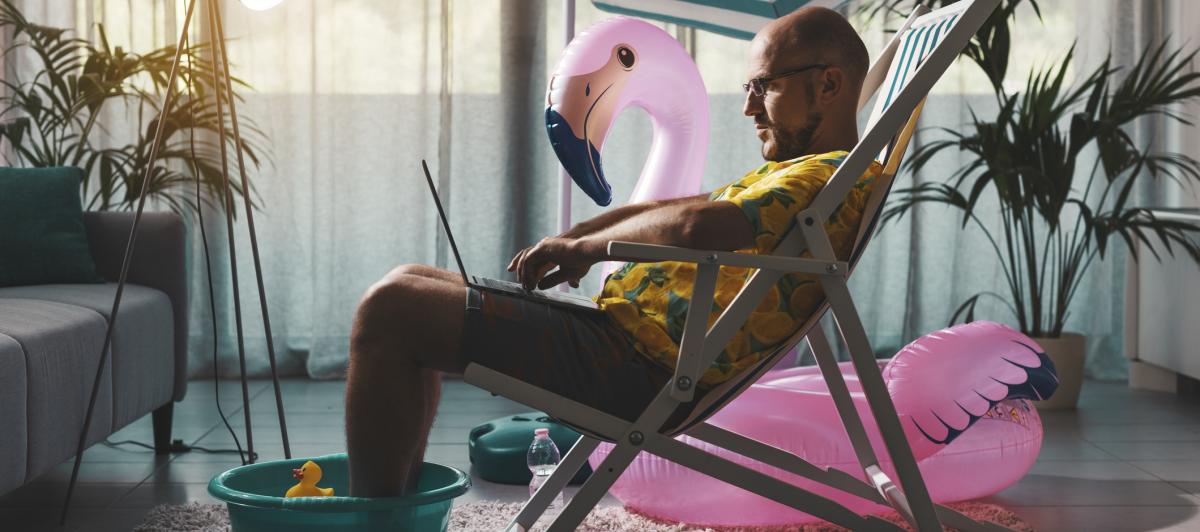 Un hombre teletrabajando en verano.
