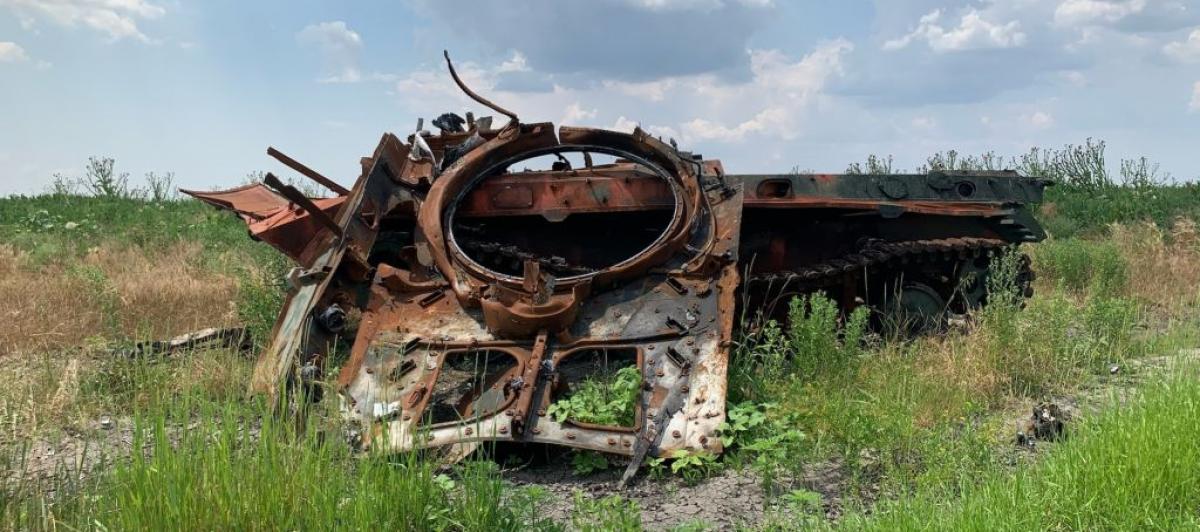 Un tanque destruido en las inmediaciones de Jersón (sur de Ucrania).