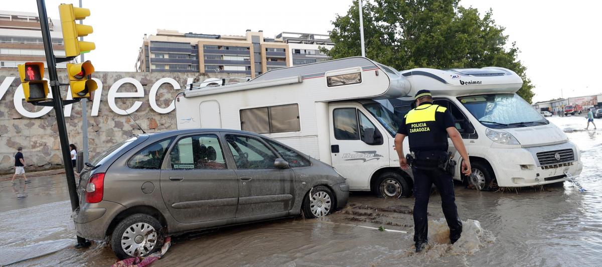 Destrozos tras la gran tormenta de lluvia y granizo caída en Zaragoza.