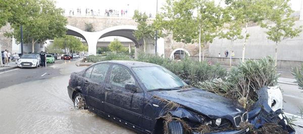Destrozos tras la tormenta de este jueves en Zaragoza.