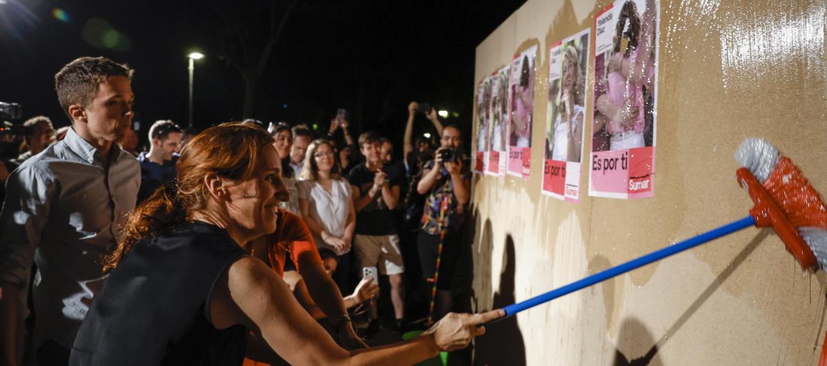 Pegada de carteles de Sumar al filo de la medianoche en Madrid, el 7 de julio de 2023.
