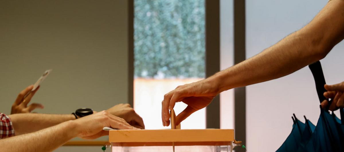 Una persona votando.