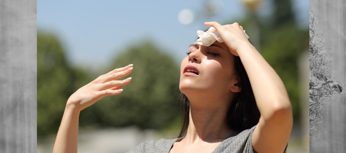 Una mujer intentando refrescarse ante la ola de calor