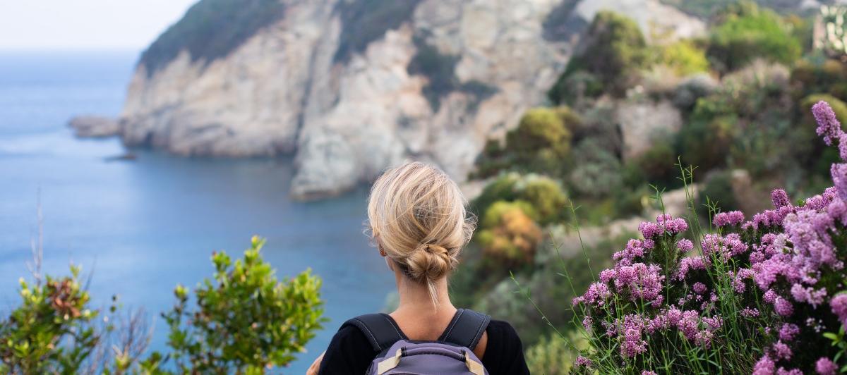 Imagen de una mujer viajando sola