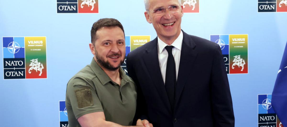 El presidente ucraniano, Volodímir Zelenski, y el secretario general de la OTAN, Jens Stolteberg, durante la cumbre de Vilna (Polonia).