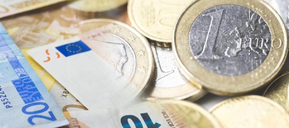 Imagen de varios billetes y monedas de euro