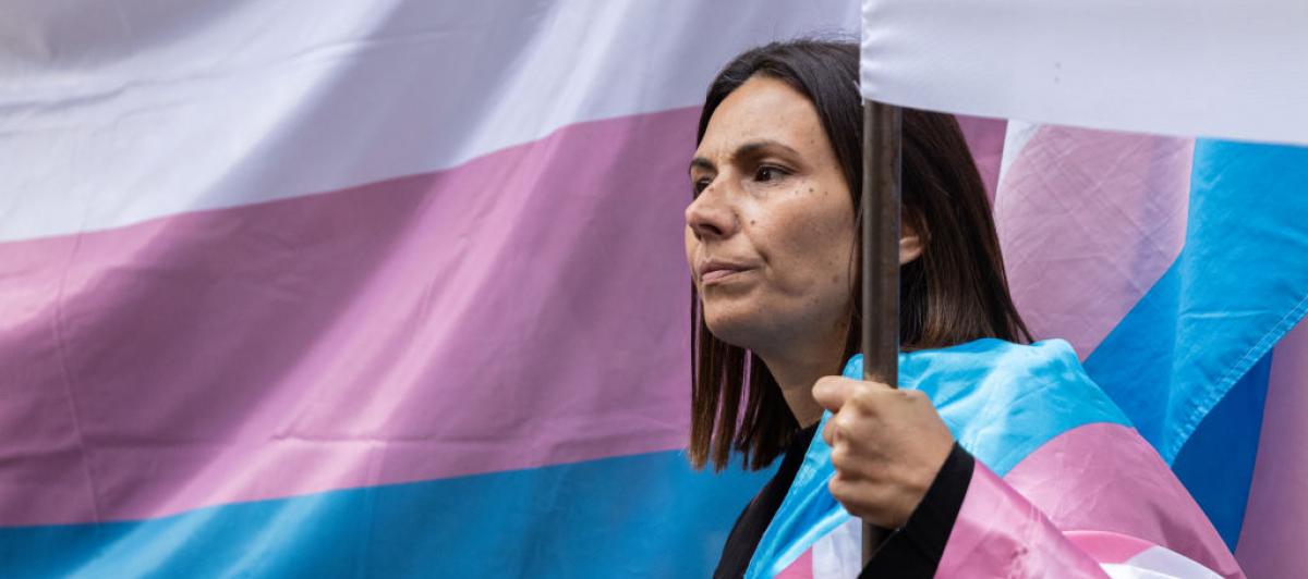 El derecho a existir
Soy M.C.V. la orgullosísima mamá de dos muñecas: C. de 12 años e I. de 10. Mi hija C. hizo su tránsito hace tan sólo 9 meses y no he conocido a nadie más fuerte, más valiente, más segura de sí misma que mi hija. Cuando declaró su identidad me dijo “mamá, me encantaría ser un niño como mi primo. Él da patadas a un balón, se viste de azul y es feliz, pero yo no soy eso. Lo he intentado, con todas mis fuerzas, pero es imposible”.  Mi hija desde pequeña soñó en femenino, jugó en femenino, se identificó con personajes femeninos. 
Ser trans no es una moda, no es una pose, no es un virus como el COVID-19 que se transmita, ni siquiera se transmite a través de redes sociales. La identidad es lo más básico, forma parte del individuo y no se puede modificar. Mi hija lo intentó, puedo dar fe de ello, y lo intentó sólo porque la sociedad le negaba SER quien SIEMPRE fue, porque lo que ella sabía desde que tenía tres años estaba mal, era erróneo, defectuoso.
Señor Abascal, mi hija no es un hombre que se autodefine como mujer, mi hija es una MUJER y siempre lo fue. Cuando con 11 años, un juez te pregunta “entonces ¿quieres ser una niña?” y tú le contestas “no, yo ya soy una niña. A mis amigas nadie les preguntó qué querían ser”. Cuando esto ocurre, señor Abascal, es porque eres una MUJER. Las mujeres no somos mercancías, las mujeres no somos ganado, a las mujeres no se las puede definir por lo que tienen entre las piernas. 
Mi hija no ha sido acusada de violencia de género, no es deportista de élite (ni lo será porque salió a mí en los deportes) y no pretende opositar a ningún cuerpo de seguridad del Estado. De hecho, ella quiere ser cineasta y hacer cine inclusivo. Mi hija no pretende aprovecharse de nada, sólo reivindica su derecho a gritar quién es ¿es eso tan malo? ¿Es eso un delito? 
Pedimos que, si algún dirigente político se atreve a hablar públicamente de la ley trans que se la lea por favor, que la ley no fuerza a medicarse, ni a realizar ningún tipo de intervención quirúrgica, que eso es una decisión de cada individuo. Que los menores trans no tienen ningún tipo de enfermedad mental, no tienen disforia, que los enfermos son otros que escupen odio y generan desconfianza, miedo, rechazo y división. Pedimos respeto, pedimos que los menores no sean moneda de cambio en política, que nos dejen vivir libres porque es la libertad más básica la de decir quién soy. Hay una canción de Jarcha que se ha convertido en himno, fue compuesta en un momento muy difícil en nuestro país y, por desgracia, hoy sigue siendo de actualidad. La letra dice “pero yo sólo he visto a gente muy obediente hasta en la cama, gente que tan sólo quiere vivir su vida sin más mentiras y en paz”. Eso pedimos.

Abuela orgullosa
Soy F.V.R., tengo 69 años y soy la abuela de C., chica trans de 12 años. Yo nací y crecí en un país que no era libre. Yo viví en un país gobernado por el odio, por rencores de una guerra donde el vecino, el amigo o el dueño de la tienda de ultramarinos podía ser un enemigo, podía ser subversivo y, por tanto, había que apartarlo porque era peligroso. Yo sufrí represión, rechazo, odio ¿cómo es posible volver a oír lo mismo? ¿Cómo es posible hablar con esa autoridad condenando a criaturas inocentes sólo por ser quienes realmente son? Que alguien me lo explique porque no lo puedo entender.
Los de mi generación hemos sufrido las consecuencias de una guerra terrible, pasamos miedo, luchamos, sufrimos mucho para que nuestros hijos vivieran en una España mejor, en una España libre. Después de años de trabajo y sacrificios ¿me van a decir que mi esfuerzo no sirvió de nada? ¿Me van a volver a obligar a luchar otra vez por la libertad? Primero por mis hijos y ¿ahora? ¿Por mi nieta?
Ella, como cualquier niña, merece vivir libre, pero de verdad, no con esa falsa idea de libertad que reprime y castiga. Cuando yo era pequeña viví en una nación que era una, grande y libre ¿es esa la nueva libertad que tratan de imponernos? El odio es un arma poderosa, pero tiene más poder el amor. No podrán parar a miles de familias que luchan al lado de sus criaturas, somos una marea humana. 

Derechos humanos y diversidad
Soy mamá de A.. una niña trans de 6 años que ya con cinco años realizó su feliz tránsito. Ella desde siempre supo quién era. Con tres añitos le preguntaban “¿qué quieres ser de mayor?” Ella les decía “yo de mayor voy a ser una mujer”. Le gustan las princesas, las sirenas, el cole, leer, escribir, cuidar el medioambiente… De mayor quiere ser actriz o modelo y ayudar a niños enfermos con cáncer. 
Ante el clima de bulos y odio que se está creando me siento impotente. No entiendo que en el año 2023 retrocedamos de esta manera. Que se digan tantas mentiras sobre el colectivo LGTBIQ+ y, sobre todo, que lo más castigado sea la infancia trans. Me da miedo un gobierno de derechas que cumpla sus amenazas y suprima los poquitos derechos que tenemos. Mi hija es una mujer, yo tengo otros dos hijos que no son trans y no veo ninguna diferencia entre ellos, mi hija es una persona exactamente igual. De la misma forma que hay muchos tipos de animales y plantas hay muchos tipos de personas, hablamos de derechos humanos básicos. 
No entiendo como no quieren que en la escuela se hable de esto si es fundamental educar en la diversidad. Tenemos miedo que en el colegio mi hija no sea tratada como una niña más, que se cuestione su identidad, que se nos cuestione a nosotros como padres, incluso en algunos medios se han llegado a publicar declaraciones brutales pidiendo que se nos quite la custodia. Esto es un sinsentido.
Yo para vivir en paz sólo pido que mi hija sea vista como sus hermanos, que no haya diferencia, que es una niña y es tan mujer como yo, no importan sus genitales. Eso no tiene relación con la identidad. 



Sin hormonación
Soy mamá de una niña trans de nueve años cuyo tránsito tuvo lugar a los siete cuando dijo quién era. Al principio fue algo que desconocíamos todos, pero por mi parte y la de mi familia fuimos informándonos y entendiendo lo que sucedía. Mi hija quiere ser maestra de mayor, aunque hay ocasiones en las que dice que no sabe, aún es muy pequeña. Mi pequeña viene de una familia separada cuya parte paterna no comprende ni admite para nada quien es. 
En el próximo curso escolar quiere empezar a hacer atletismo, un deporte que, si se le da bien, se encontrará con el problema añadido de que no la dejarán competir en la categoría femenina por no tomar terapia hormonal. Ella es feliz con su cuerpo, con la actual ley no tendrá que pasar por un tratamiento para cambiar su sexo en el DNI cuando sea algo mayor, porque, por ahora solamente puede cambiar su nombre. 
Yo tengo miedo a que, ante el panorama actual de bulos y desconocimiento de la población, todo lo logrado hasta ahora se evapore. Miedo de que llegue a su adolescencia y la insulten por “notarse” algo que para ella es natural y hermoso entre sus ropas, miedo a que le peguen por vivir en libertad, miedo a que me quiten la patria potestad por no permitirle ser quien es, miedo de que no le dejen hacer lo que a ella le gusta (atletismo) o ser una maestra en su edad adulta y pueda ejercer como tal con libertad y mostrar al alumnado la diversidad de personas que hay. Miedo a que la sociedad cambie tanto que la asfixien cuando recién está empezando a respirar. 
Lo único que pido es que le dejen vivir, que la tengan en cuenta para poder competir como ella desea y que haya unas leyes que le otorguen los mismos derechos que cualquier persona debe tener y que la protejan. Quiero que llegue a la sociedad que la infancia trans existe y que no le hacen daño a nadie porque son simplemente personas.

Familia numerosa
M.R.C y R.V.B somos los padres de 2 niñas trans y de 2 niños cis. C.R.V inició su tránsito al cumplir 12 años, antes de acabar sexto de primaria. A.R.V no pudo esperar tanto; lo inició con 8 años, antes de acabar segundo de primaria. Están muy bien acompañadas por su familia, y por todas las personas que forman parte directa de su vida, tanto en el entorno personal como en el colegio e instituto, o conservatorios de música y danza, cursan respectivamente 2º de Profesional de Danza, y 2º de Elemental de Violín.
Nosotros, sus padres, como cualquiera, acompañamos a nuestros hijos en su crecimiento personal, aprendiendo día a día de todos ellos. Desde que hemos conocido en primera persona esta realidad, somos conscientes de la enorme injusticia que ha sufrido el colectivo trans, a nivel social y a nivel legal. Nuestra inquietud nos lleva a conocer en profundidad la legislación que históricamente debería haber amparado sus derechos, y vemos con auténtico pavor cómo todas estas personas han sido, y siguen siendo, discriminadas. Sus principales derechos y el de cualquier persona es EXISTIR, también a nivel administrativo y legal. Y eso es lo que ponen en tela de juicio en la actualidad los políticos de la derecha y ultraderecha en España y en otros países europeos. A la pregunta ¿quién soy? sólo podemos responder cada uno de nosotros, no puede ser objeto de debate, ni usarse con fines electorales. 
Solo pedimos RESPETO a nuestras infancias, que puedan VIVIR EN LIBERTAD, sin tener que esconderse como han tenido que hacer durante tantas décadas. Y eso significa que no se les puede hacer co-responsables de los posibles fraudes de ley que puedan intentar individuos sin escrúpulos que hay en nuestra sociedad (como el caso al que se refiere Abascal), a quienes, además, la legislación tiene sus herramientas para detectar. Mis hijas no existen para robar ninguna medalla a otra niña, ni para aprovecharse de algún beneficio en algún concurso/oposición, ni para aprovecharse de resquicios legales como delincuentes. Son niñas, sin más, con la esperanza de poder crecer en una España que las respete, en igualdad de condiciones sin importar el color de su pelo, de sus ojos o de su piel, la altura que alcancen, el número de calzado que calcen como adultas o su género.

En la adolescencia
Somos la madre y el padre de un chico trans de 14 años. Nuestro hijo pasó un periodo de soledad cuando, a los 13 años descubrió que su identidad era distinta a la asignada y, él sabía el rechazo que podía producir en las personas que le importaba. Cuando pudo reunir valor para decirlo fue como una bomba que cayó en el centro de nuestras vidas. 
Hemos tenido que conocer mucho, aceptar mucho y aprender mucho. Ha sido un cambio para todos nosotros y nuestro entorno que nos ha hecho mejores personas. Anhelamos que nuestro hijo sea feliz ¿le resulta conocido este sentimiento a algún padre o madre? Sabemos lo duro que es el camino para cualquier joven y, por qué no reconocerlo, nos preocupa. Nos aterra lo que pueda tener que afrontar a causa de su identidad. Nuestra experiencia nos ha enseñado que las personas rechazan lo que desconocen, pero sólo tenemos que escuchar a los que nos están hablando y así los entenderemos.

Cómo descubrí que era trans 
A.R.A., 13 años
Desde siempre he tenido más amigos que amigas.  Me he sentido incómodo con las chicas y he preferido estar con los chicos. Pensaba que debía sentir como una niña y que el problema estaba en el hecho de que me gustaban las de mi sexo. Nunca comenté esto en mi casa, ya que no se hablaba con frecuencia de este tema y me parecía raro, así que fingía ser lo que no era. Solía decirles que me gustaban los niños simplemente para ser “normal”.  A partir de los últimos cursos de primaria me volví más rebelde, demasiado. Me sentía incómodo, no soportaba mirarme al espejo, no me gustaba llevar el pelo largo, odiaba llevar vestidos y falda, pulseras o pendientes, me costaba salir a la calle. Mi familia y mis amigos ni se imaginaban lo que estaba viviendo y yo ni me planteaba compartirlo. 
En la adolescencia, cuando el cuerpo y los pensamientos empiezan a cambiar, fue cuando empecé a tener muchos problemas internos. ¿Alguna vez os habéis quedado atrapados en un ascensor, gritabais y nadie podía oíros y sólo pensabais que se iba a acabar el oxígeno? Pues a mí me ocurría algo parecido. Pensaba que nadie me entendía y que era un bicho raro. Eso me llevó a ser más inseguro. Quería ser yo, necesitaba ser yo, el chico que ahora escribe. 
La tristeza fue tan evidente que mi entrenadora de baloncesto se dio cuenta de que no estaba bien. Fue la primera persona con la que me sinceré. Después mucha gente me apoyó, principalmente mis padres y mi hermano. Cambié mi nombre y mi aspecto. Ahora visto con la ropa que me gusta. He sido capaz de contar a mis compañeros mis sentimientos y ellos me han aceptado. A día de hoy, me siento afortunado de ser un chico trans. Reconozco que si no fuera por mi familia, amigos y profesores, no sería la misma persona y probablemente no sería capaz de escribir esto.
Sí, puede que a veces se sufra por comentarios, insultos, burlas o críticas, pero de todo se aprende. Sé que aún me queda un largo camino por recorrer, pero pienso que la vida es una y que cada uno elige cómo vivirla. Lo más importante de todo esto es que ahora tengo fuerzas para ser lo que quiero ser. Voy a luchar por ello. Pienso cumplir mis sueños y me gustaría ayudar a persona que sufren por ser diferentes.
AHORA SOY FELIZ

Persona no binaria
Buenos días, soy Cande tengo 18 años y soy non binarie. Este domingo voy a ejercer mi derecho al voto, y expreso mi más sincero miedo al despertar el 24 en el año 1800. 
Estamos en un país donde miembros del colectivo, incluido personas pertenecientes al paragua trans, gozan de derechos como la ley trans, del colectivo LGBTQIAP+... Aún así, a día de hoy, siento miedo al salir de la calle, y no poder expresar quién soy, puesto que me gusta dar voz cuando me preguntan por mí, y que la libertad de expresión se limite en mí. 
Yo siempre sentiré orgullo de quién soy y mi identidad como persona, y si todes ponemos de nuestra parte podremos seguir progresando.