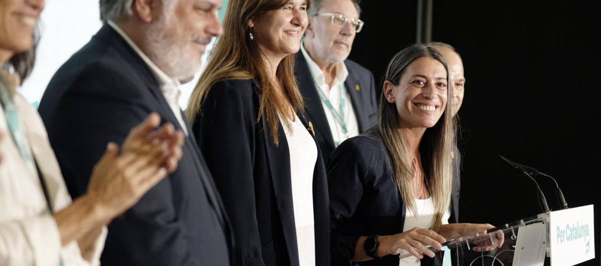 La cabeza de lista de Junts, Miriam Nogueras, comparece rodeada de sus compañeros de partido para valorar los resultados de las elecciones generales.