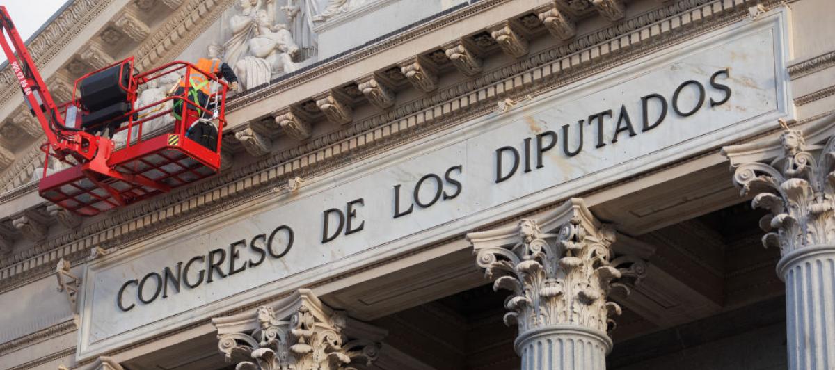 Un operario trabaja en la fachada del Congreso de los Diputados.