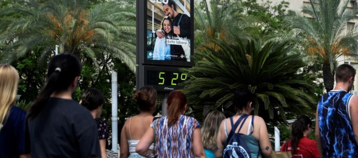 Un termómetro marca 52ºC en una calle de Sevilla el 10 de julio de 2023