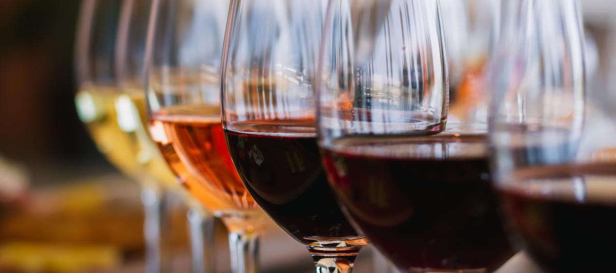 Imagen de archivo de copas de vino.
