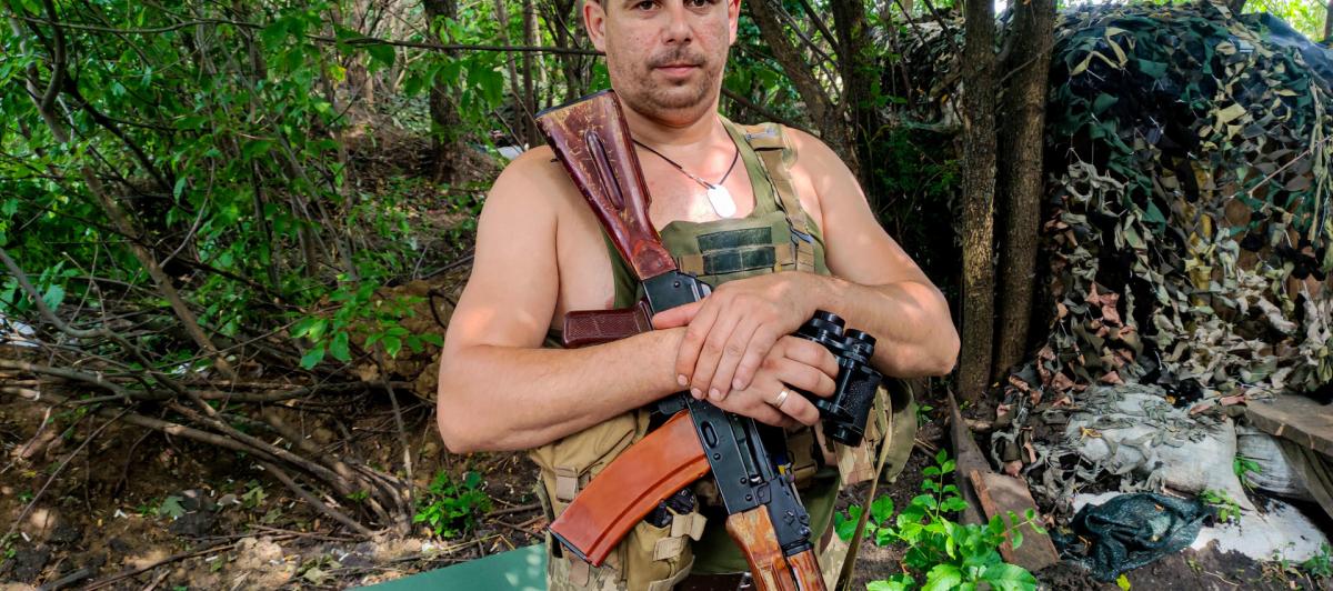 El militar voluntario ucraniano Oleg durante una guardia en una las posiciones ucranianas junto a la frontera con Rusia, en Járkiv.