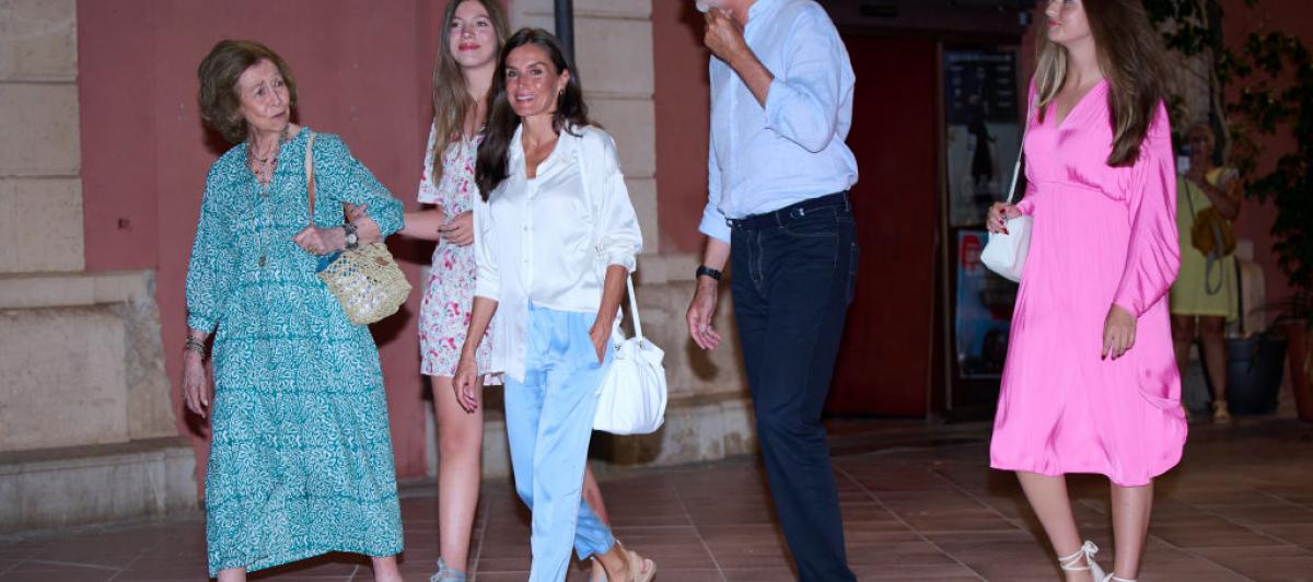 Los reyes y sus hijas van ver "Barbie" en un cine en Palma con la reina Sofía.