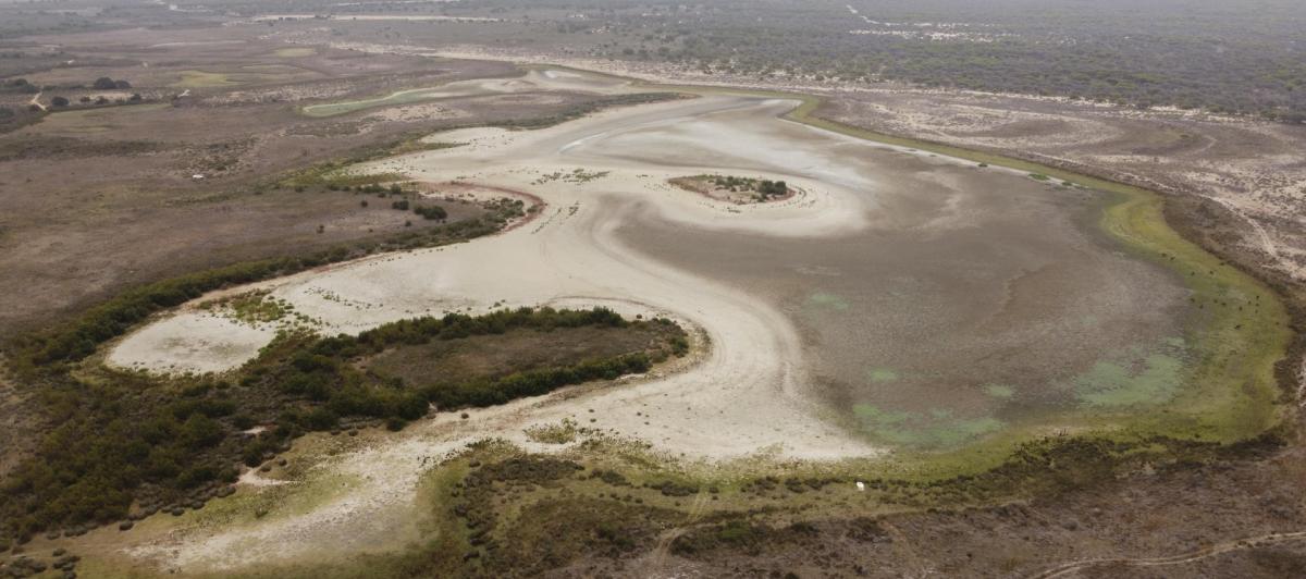 Vista aérea de la laguna de Santa Olalla, seca, ayer 9 de agosto de 2023.